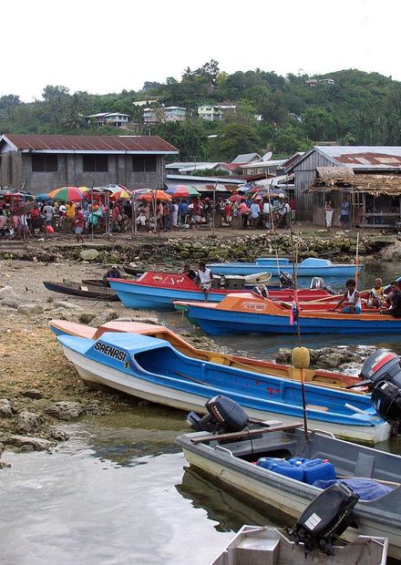 People transport goods from OBM boats ...