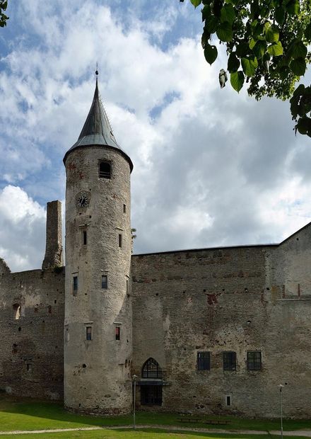 File:Haapsalu linnuse varemed2.jpg ...