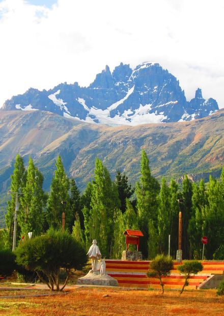 Archivo:Cerro Castillo desde el pueblo ...
