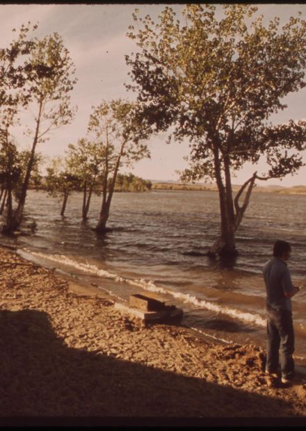 File:OVERFLOWING LAHONTAN RESERVOIR ...