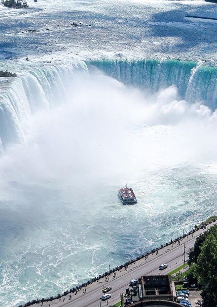 and the Hornblower Niagara Cruises boat ...