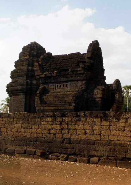File:Cambodge-Kampong Cham-Vat Nokor ...