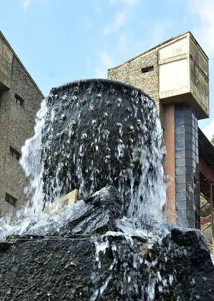 Fayil:Fountain at Olumo Rock in ...