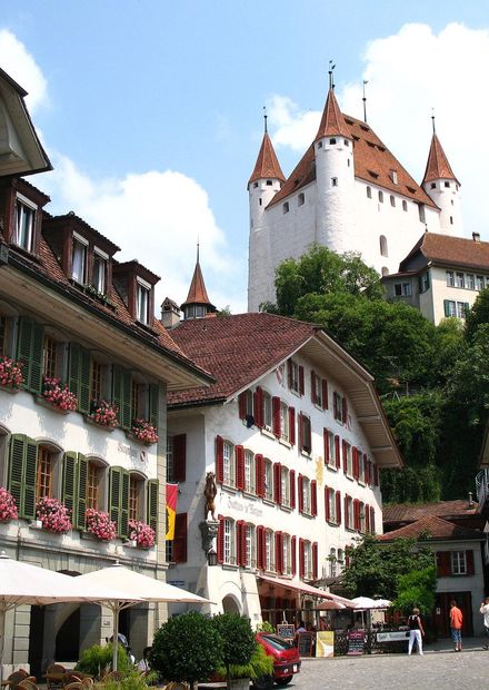 Schloss Thun over Rathausplatz.JPG ...