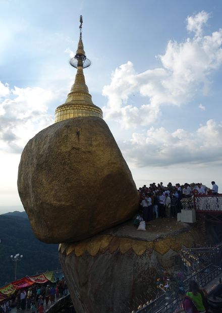 File:Myanmar Kyaiktiyo Pagoda Goldener ...