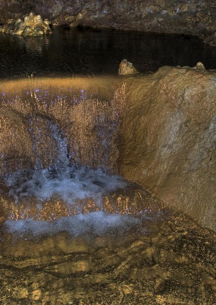 File:Golden water, Harrisons Cave ...