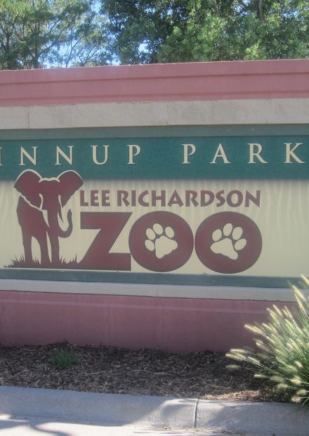 File:Lee Richardson Zoo sign, Garden ...
