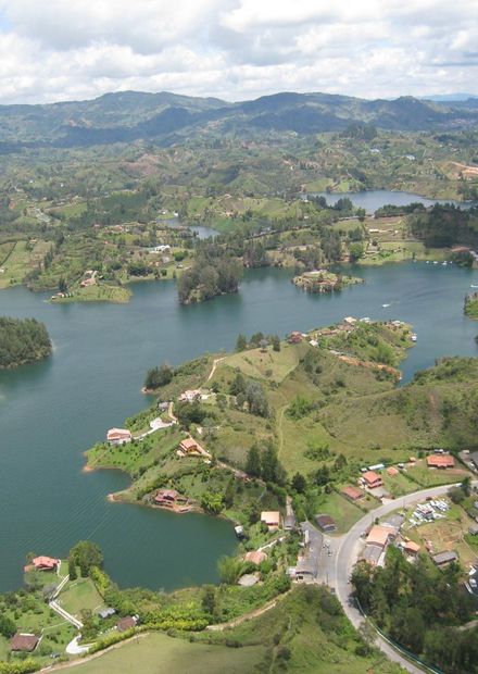 File:Sight of the Guatapé Dam from top ...