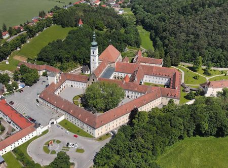 Stift, Luftaufnahme.JPG ...
