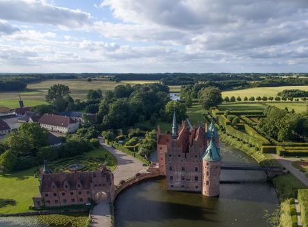 File:Egeskov Castle (28103028186).jpg ...