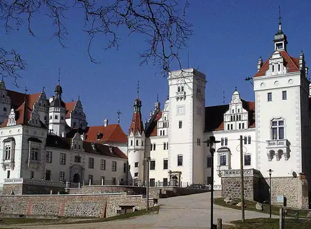 File:Schloss Boitzenburg Vorderseite ...
