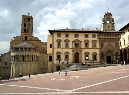 File:Arezzo - Piazza Grande.jpg ...