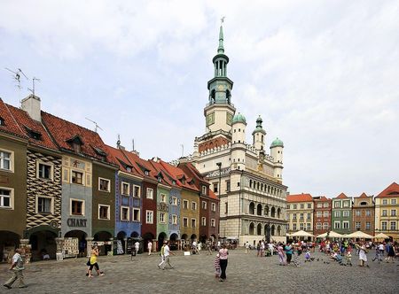 File:Old marketplace and city hall in ...