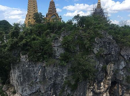 File:Phnom Sampeau temple 2.jpg ...