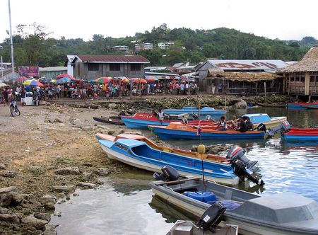 People transport goods from OBM boats ...