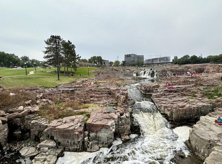 File:Falls Park, Sioux Falls, South ...
