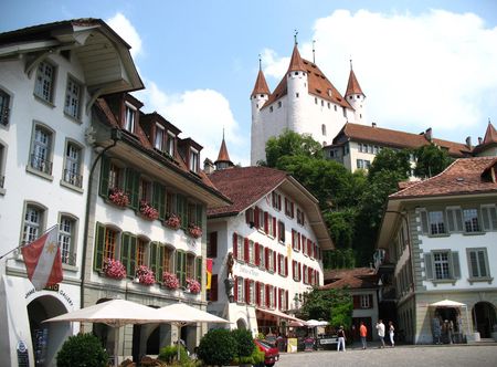 Schloss Thun over Rathausplatz.JPG ...