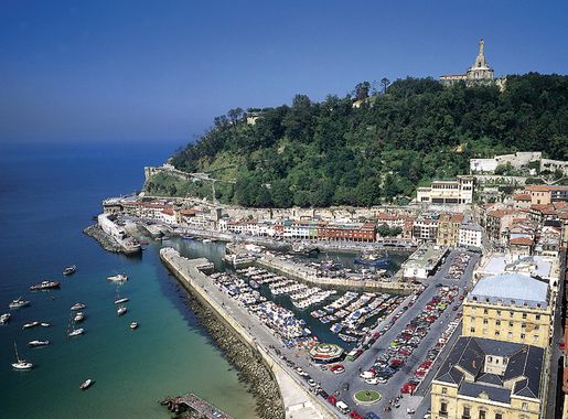 File:Donostiako portua eta Urgull mendia, Euskal Herria.jpg - Wikipedia