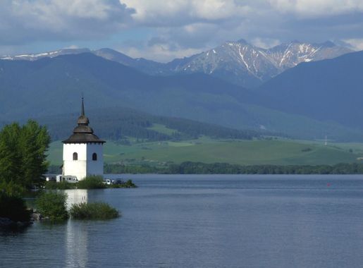 File:Liptovská Mara - church tower and water reservoir.jpg - Wikipedia