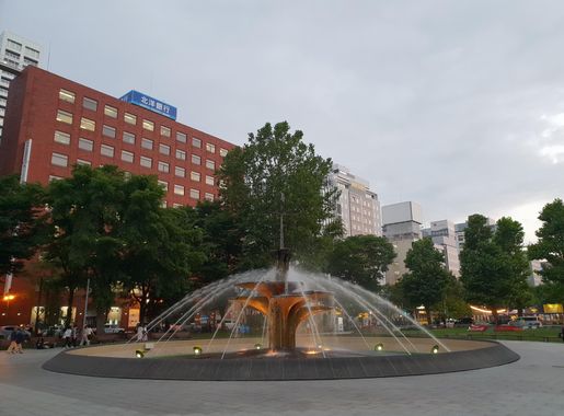 파일:Fountain at Odori Park, Sapporo.jpg - 위키백과, 우리 모두의 백과사전