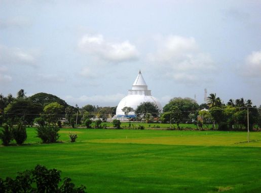 File:Tissamaharama Stupa.JPG - Wikimedia Commons