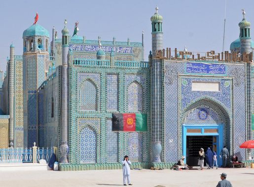File:Main mosque-Mazar-2012.jpg - Wikimedia Commons