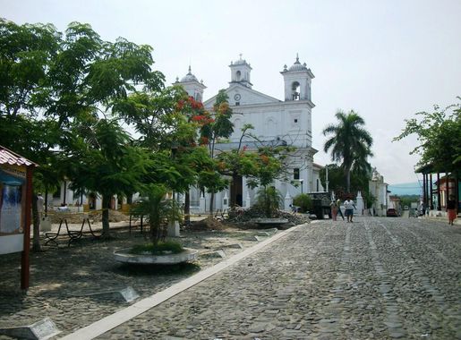 Archivo:Centro Histórico e Iglesia Santa Lucia, Suchitoto.JPG - Wikipedia,  la enciclopedia libre