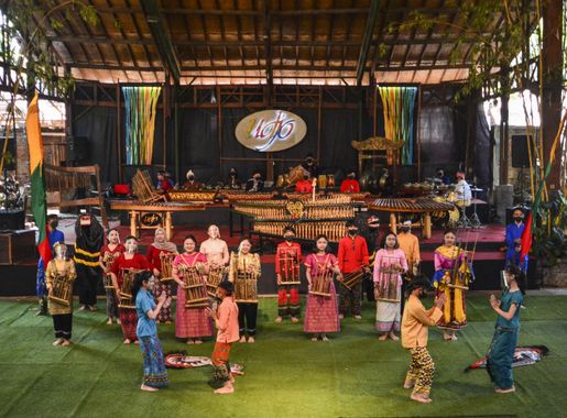 Berkas:Pertunjukan Angklung di Saung Angklung Udjo.jpg - Wikipedia bahasa  Indonesia, ensiklopedia bebas