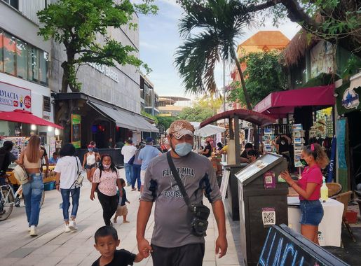 File:Walking on Quinta Avenida, Playa del Carmen, QR, Mexico.jpg -  Wikimedia Commons