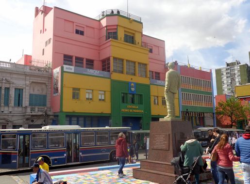 File:Escuela Pedro de Mendoza, Museo Benito Quinquela Martín, Escultura  Antonio Oriana.jpg - Wikimedia Commons