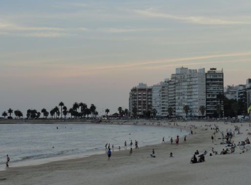 File:Elecciones nacionales de Uruguay de 2014 - Rambla de Pocitos 02.JPG -  Wikimedia Commons