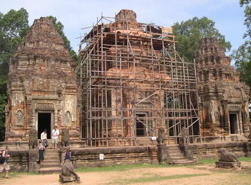 Datei:Preah Ko - Tempel von Roluos.JPG – Wikipedia