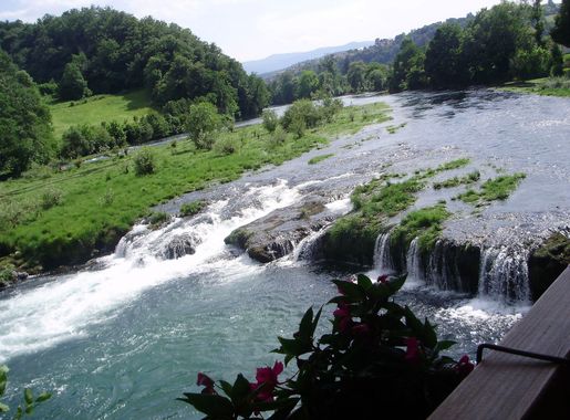 File:River Una in Bosanska Krupa.JPG - Wikimedia Commons