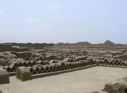 File:Fishnet walls of storerooms at Chan Chan.JPG - Wikimedia Commons