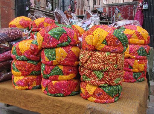 File:Bandhani pagadi tie and dye work on cloth,jaipur rajasthan India.jpg -  Wikimedia Commons
