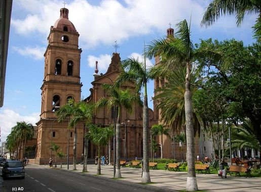 File:Santa Cruz La plaza 24 de septiembre.JPG - Wikimedia Commons