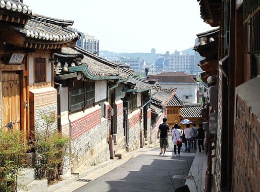 File:Hanok Village near Insadong, Seoul.jpg - Wikimedia Commons