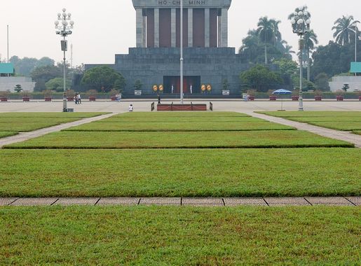 File:Flag of Vietnam in front of Ho Chi Minh mausoleum.jpg - Wikipedia