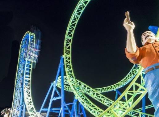 File:Hydrus roller coaster night.jpg - Wikimedia Commons
