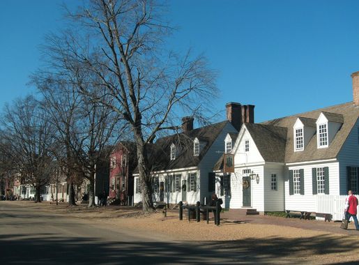 File:Colonial Williamsburg (December, 2011) - DOG Street at  Christmastime.JPG - Wikimedia Commons