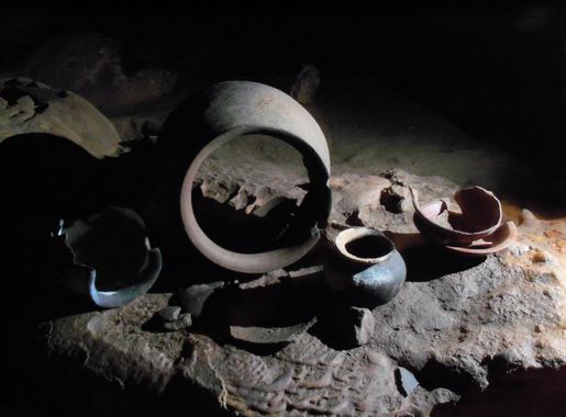 File:Actun tunichil muknal-pottery.jpg - Wikimedia Commons