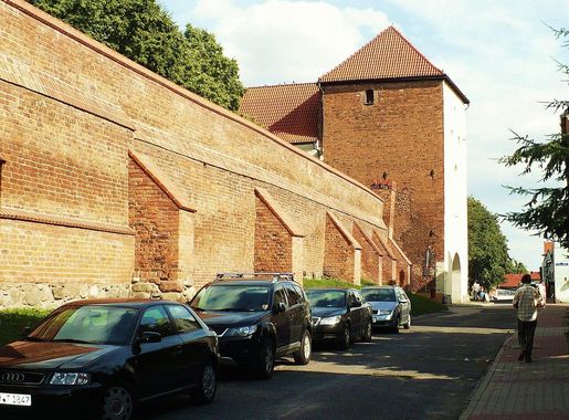 File:Brama Grudziądzka i średniowieczne mury obronne Chełmna.JPG -  Wikimedia Commons