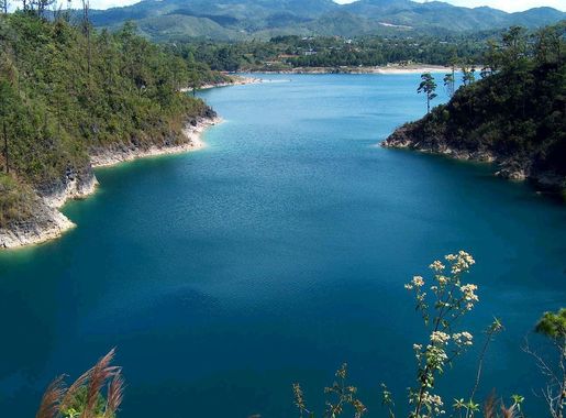 File:Montebello 03.jpg - Wikipedia