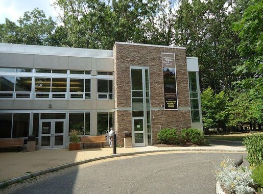 File:Trailside Nature & Science Center exterior view.jpg - Wikimedia Commons