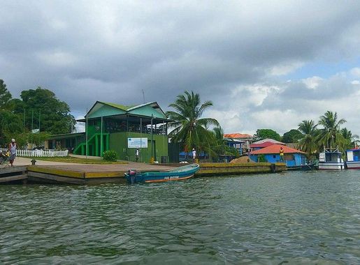Archivo:Municipal wharf of pearl lagoon.jpg - Wikipedia, la enciclopedia  libre