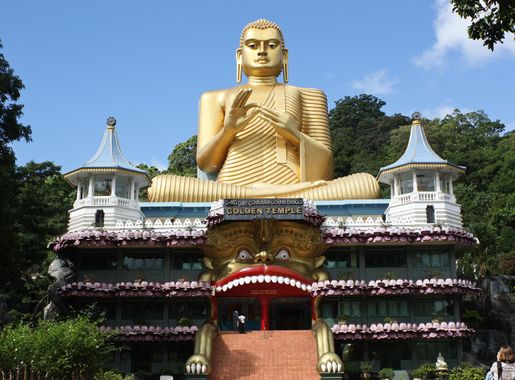 File:Golden Buddha and Buddhist Museum at Dambulla.jpg - Wikimedia Commons