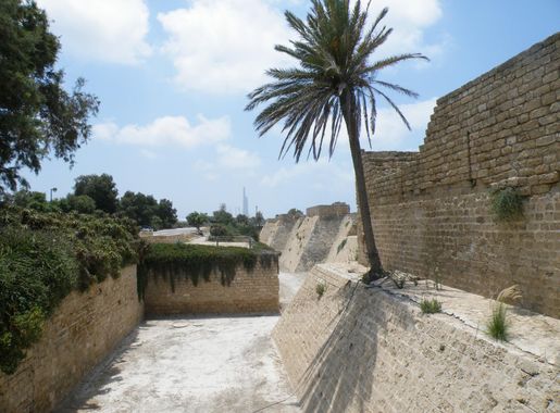 File:Crusader Walls and Moat in Caesarea.jpg - Wikimedia Commons