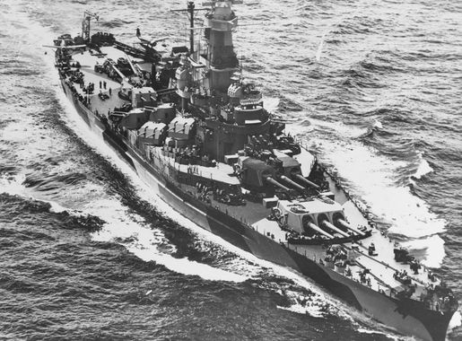 Файл:USS Indiana (BB-58) - 80-G-222923.jpg — Википедия