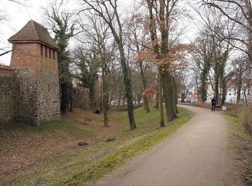 File:Neubrandenburg Wiekhaus Wall.JPG - Wikimedia Commons