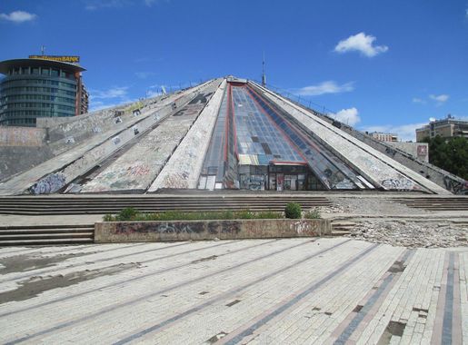 File:Hoxha pyramid in Tirana.JPG - Wikimedia Commons